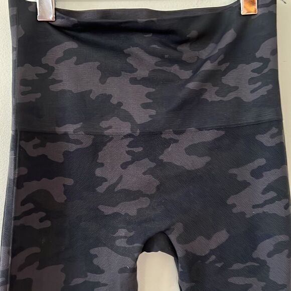 SPANX Camo seamless leggings in black camo small - Picture 5 of 6